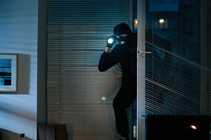Einbrecher versucht in Haus einzubrechen - Schützen Sie Ihr Zuhause mit einer Alarmanlage